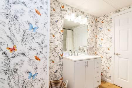 Cozy Private Apt Near Downtown Берлингтон Экстерьер фото